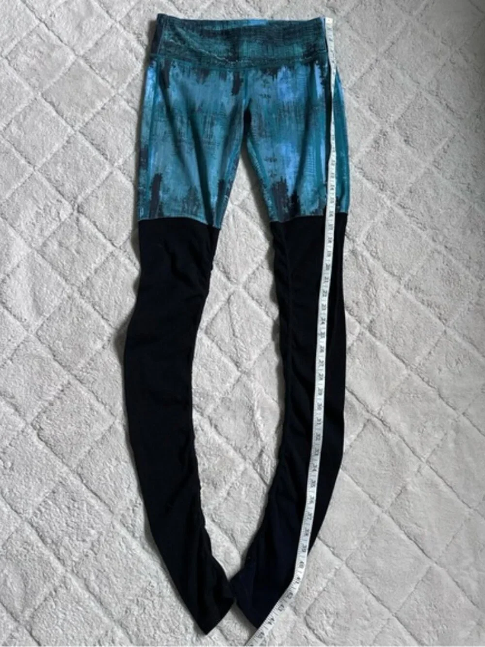 ALO Yoga | Blue and Black Tie Dye Ribbed Low Rise Goddess Leggings | Size Small